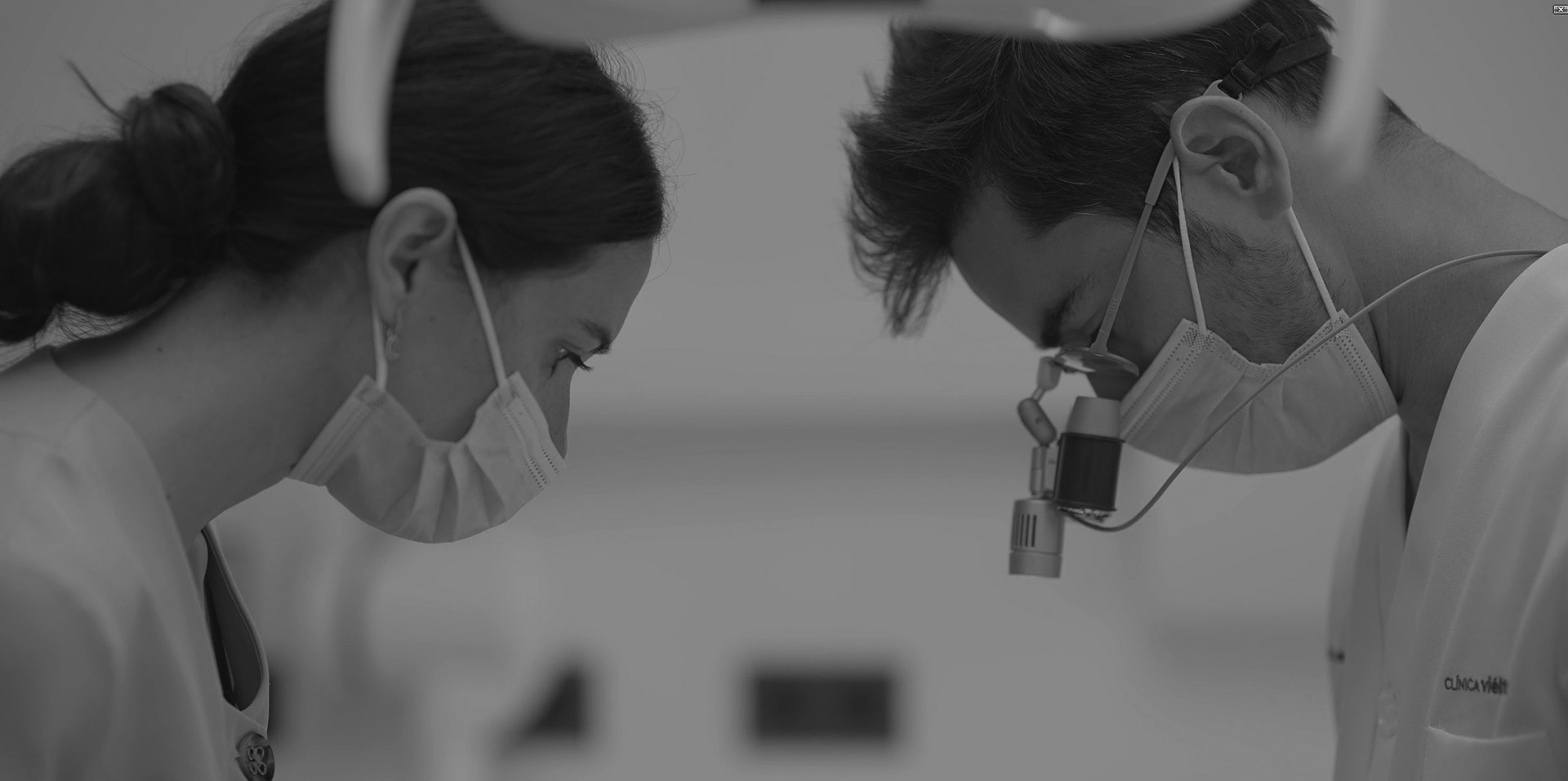 Fotografía del Doctor Javier Viéitez y de la Doctora Irene Núñez mientras están atendiendo a un paciente de su clínica dental de Fuengirola